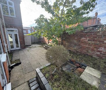 2 bedroom end of terrace house to rent - Photo 2