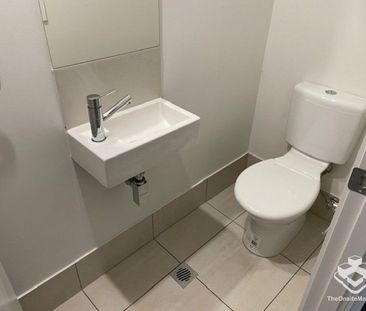 3 BEDROOM TOWNHOUSE - Double Garage, Air Cons, Pets Welcome - Photo 5