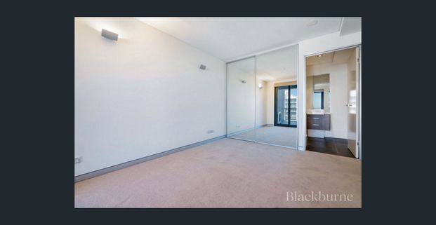 SUB PENTHOUSE WITH PANORAMIC VIEWS! - Photo 1