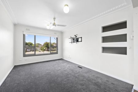 31 Eton St, Wendouree VIC 3355 - Photo 5