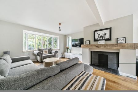 Detached House to rent - Godstone Road, Bletchingley, RH1 - Photo 4