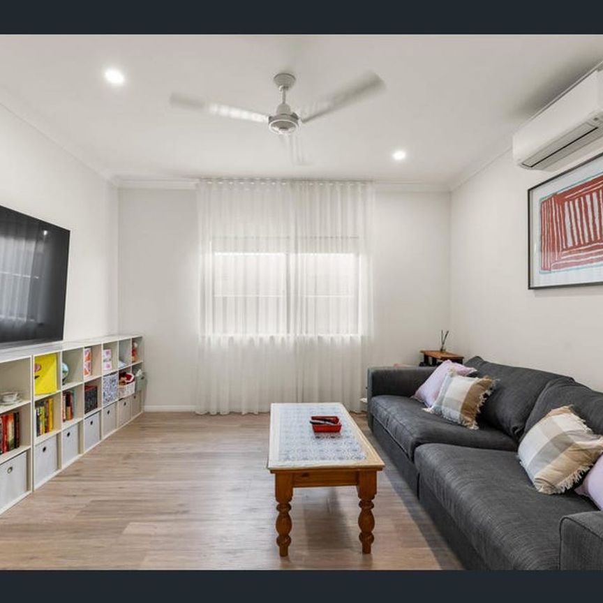 3-4 Bedroom, 2 Bathroom Home with swimming pool available for 12-24 month lease - Photo 1