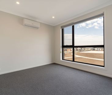 Brand New 4 bedroom townhouse overlooking large park! - Photo 5