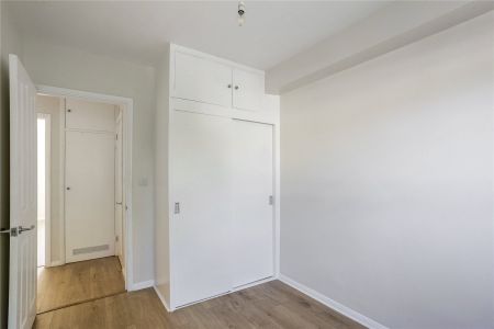 Palmerston Court, Lovelace Gardens, Surbiton, Surrey, KT6 flat to rent - Photo 3