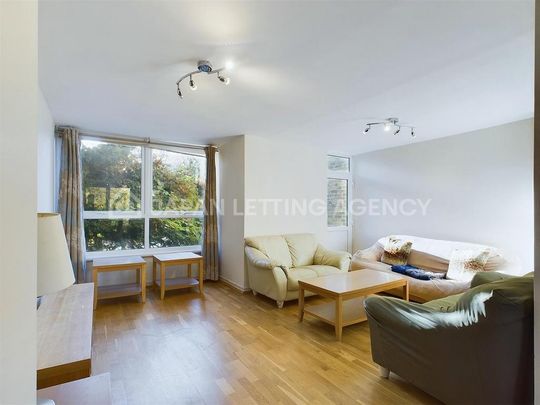 4 bedroom end of terrace house to rent - Photo 1