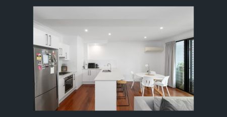 Modern 3-Bedroom Townhouse with Private Street Access - Photo 3