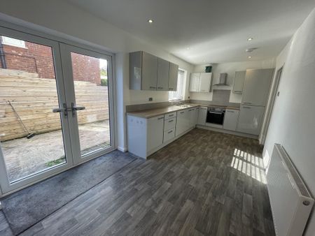 3 bedroom detached house to rent - Photo 2