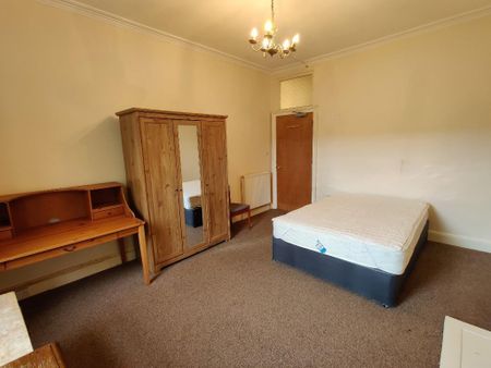 3 bedroom flat to rent - Photo 2