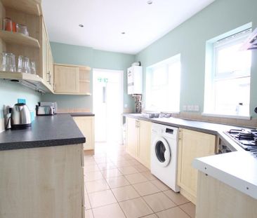 4 bedroom semi-detached house to rent - Photo 3