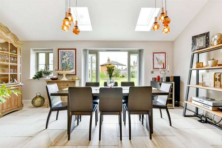The Stone House is a beautifully presented detached family home located in Peppard Common. - Photo 3