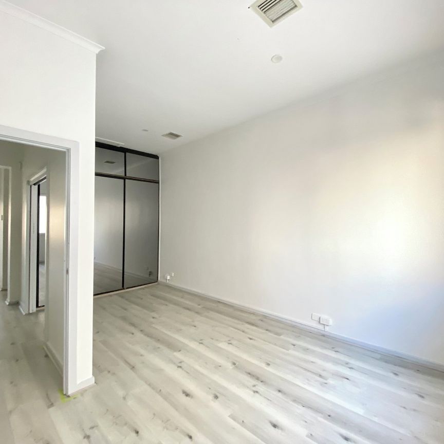 LOVELY THREE BEDROOM APARTMENT IN PRIME LOCATION - Photo 1