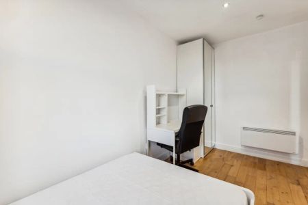 4 bedroom flat in London - Photo 5