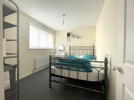 3 bedroom end of terrace house to rent - Photo 4