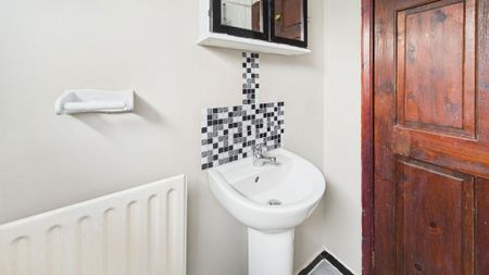 2 bedroom semi-detached house to rent - Photo 5