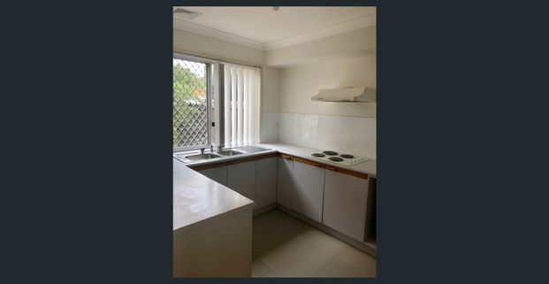 Beautifully Presented 3 Bedroom Townhouse!! - Photo 1