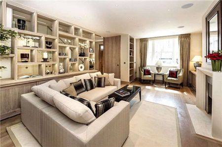 An exceptionally presented townhouse in a quiet Belgravia mews - Photo 4