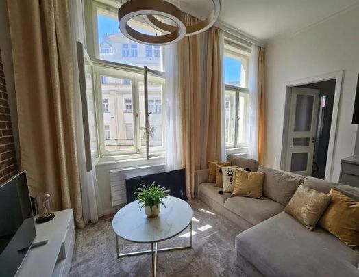 Komfortní a moderně zařízený apartmán 2+kk v prestižní čtvrti Vinohrady - Photo 1