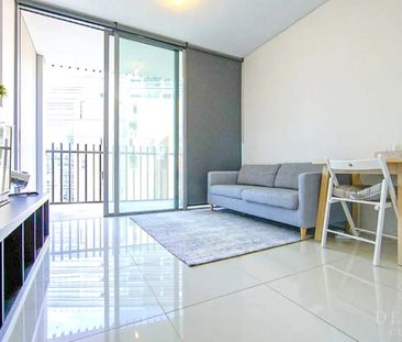 Fully Furnished One-Bedroom Apartment in Central Park – Move Straight In - Photo 1