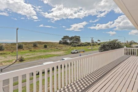 Retro Seaside Home - Papamoa - Photo 4