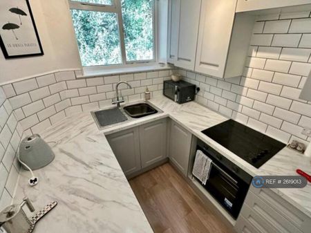 3 bedroom flat to rent - Photo 5