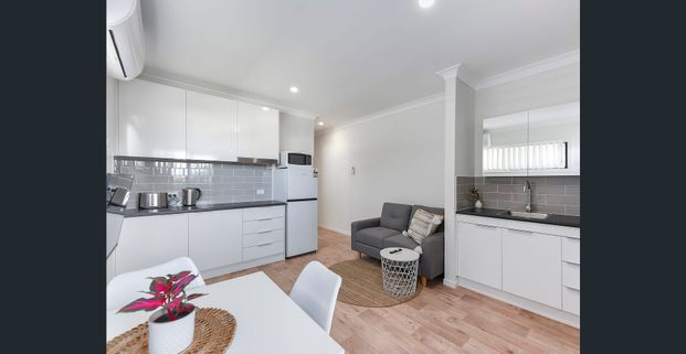 MODERN, FULLY FURNISHED, STUDIO APARTMENT - Photo 1