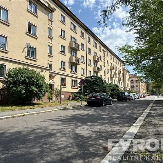 Pronájem pěkného bytu 2+1 s balkonem v Pardubicích náměstí Dukelských hrdinů - Photo 1