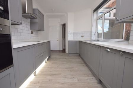 3 Bedroom Terraced House - Photo 4