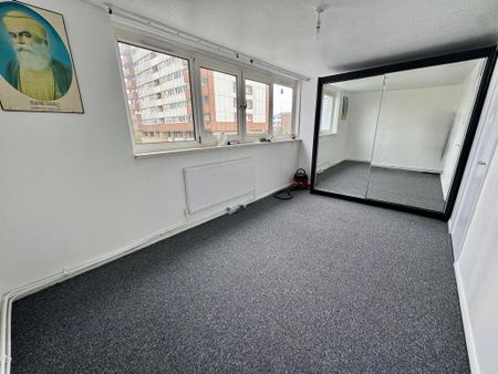 2 bedroom flat to rent - Photo 2