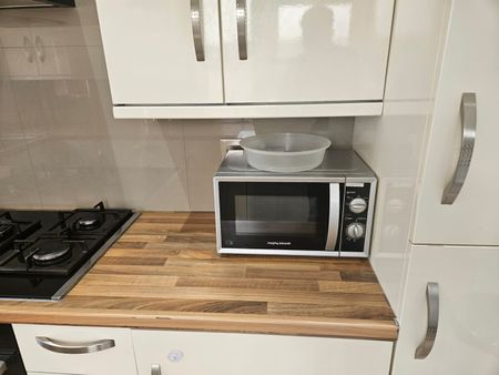 3 Bed Semi-Detached House, Gloucester Road, CR0 - Photo 3
