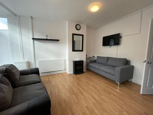 1 bedroom private hall to rent - Photo 1