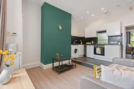 6 WINSTANLEY TERRACE Leeds - LS6 1DS - Photo 3