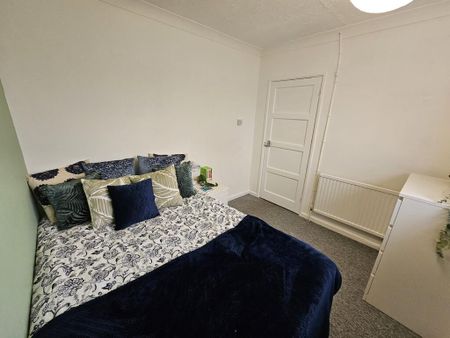 4 bedroom terraced house to rent - Photo 5