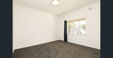 Home sweet home, renovated delight - Photo 2