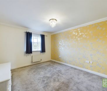 5 bedroom House in Drifters Drive, Camberley - Photo 3