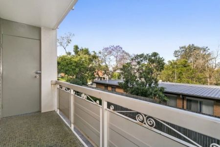 Easy & Modern Living in Leafy Corinda - Photo 3