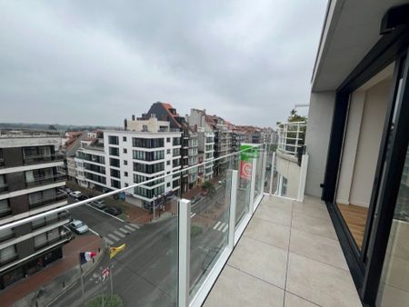 ONGEMEUBELD - Nieuwbouw appartement met 2 slaapkamers gelegen op de Lippenslaan te Knokke (integraal geschilderd). - Foto 2