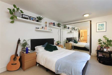 2 bedroom flat in London - Photo 2