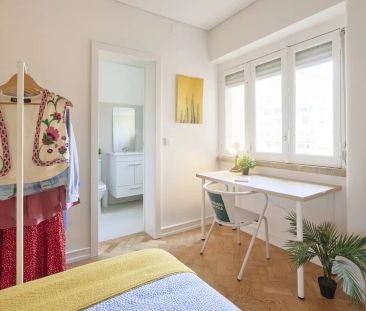 Room in a shared 6-bedroom apartment for rent in Lisbon - Photo 4