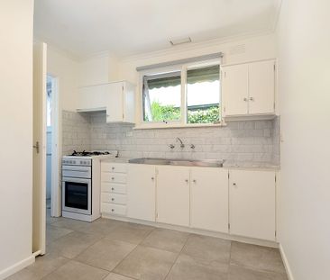 BEAUTIFULLY RENOVATED SINGLE LEVEL - Photo 6