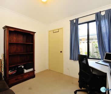 BEAUTIFULLY PRESENTED FAMILY HOME!! - Photo 6