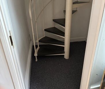 Room in a Shared Flat, Plantation Wharf, SW11 - Photo 1