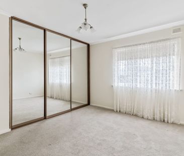 Charming Family Villa on Spacious Corner Lot - Photo 3