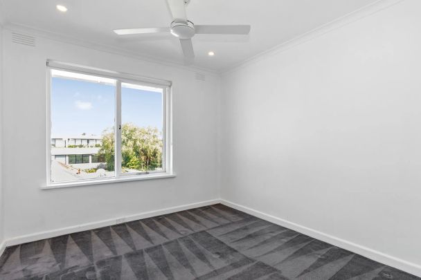 Spacious Top Floor Apartment! - Photo 1