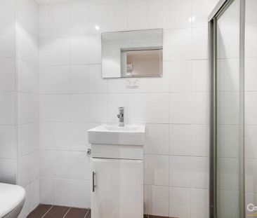 Partly Furnished Studio Apartment in the Heart of Darlinghurst - Ac... - Photo 4