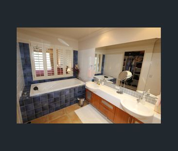 EMERALD LAKES-THE COVE, WATERFRONT HOME - Photo 4