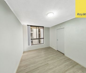 RENOVATED ONE BEDROOM APARTMENT IN THE HEART OF PARRAMATTA CBD. 900... - Photo 1