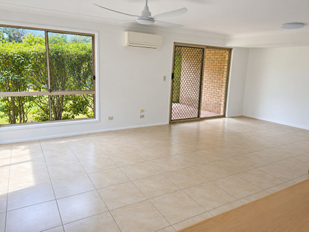 Well Presented Spacious 2 Storey 3 Bedroom Townhouse - Photo 2