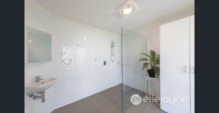 Luxury Home in Brightwaters - Photo 2