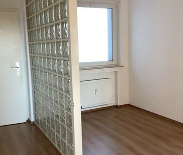Willkommen Zuhause: günstig geschnittene und renovierte 2-Zimmer-Wohnung mit Balkon - Foto 1