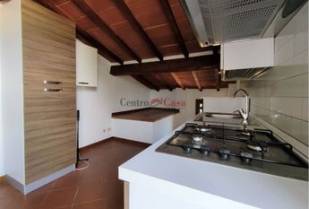 Caratteristica mansarda arredata di sola cucina!